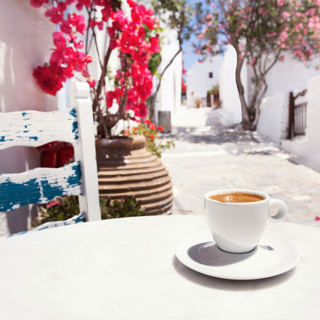 closeup-caffè-greco-e-tavolino-caffetteria