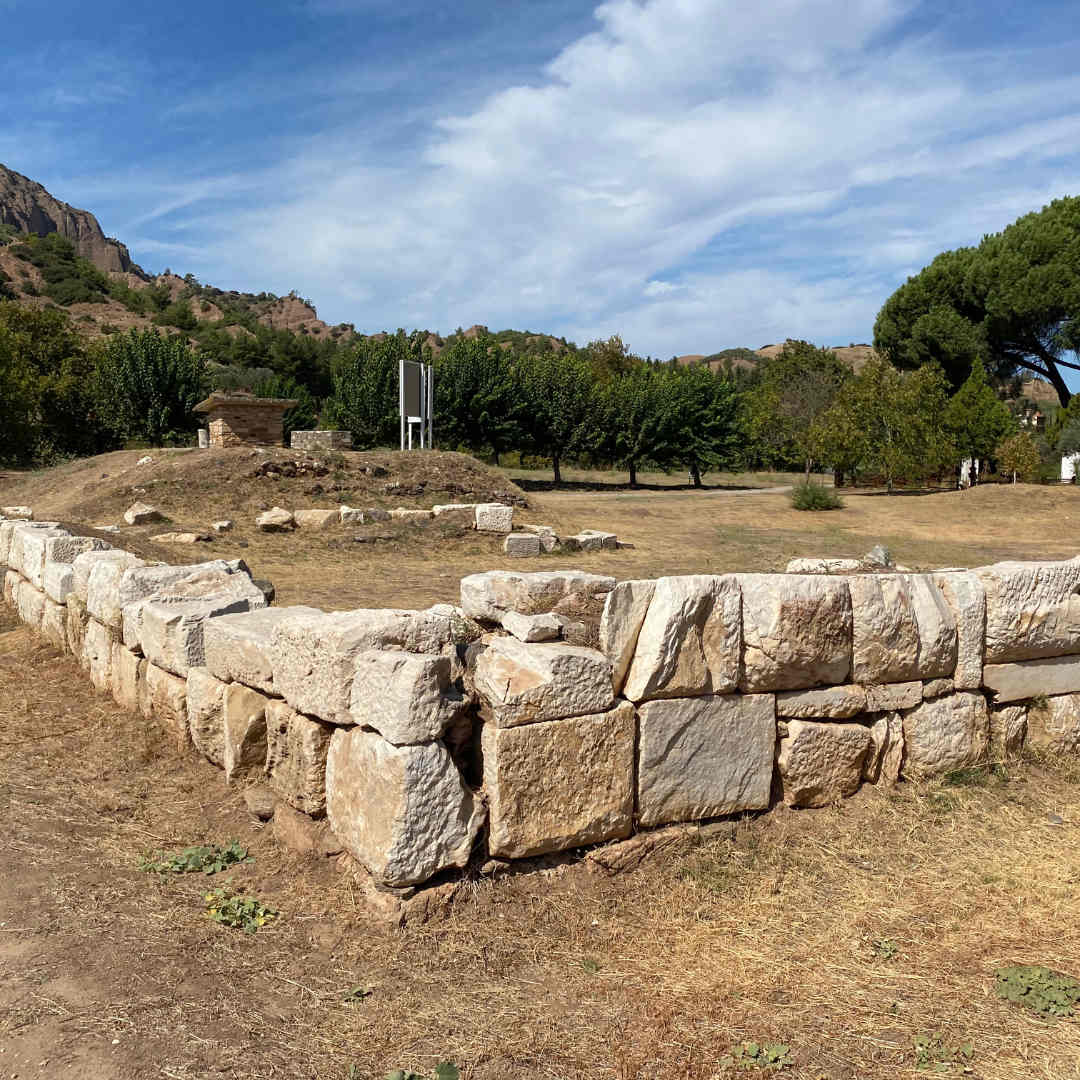 basamento e rovine di tempio greco