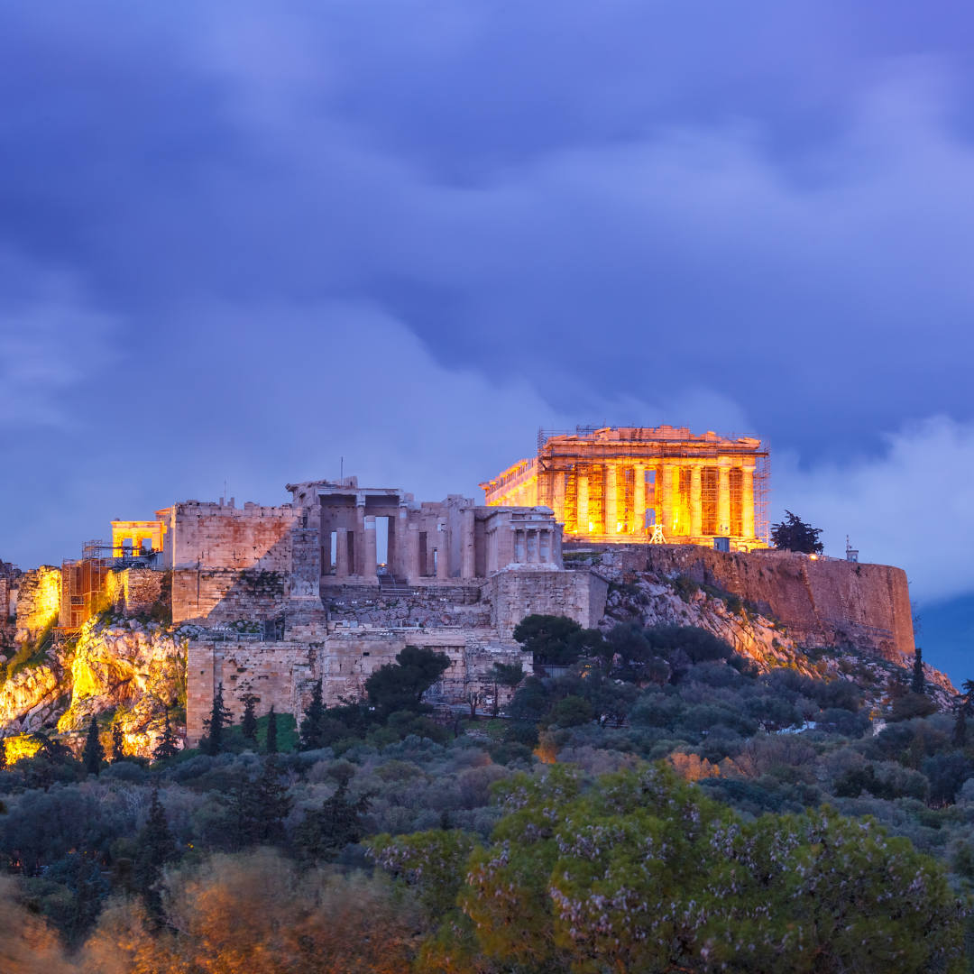 vista dell'acropoli di Atene con Partenone illuminato