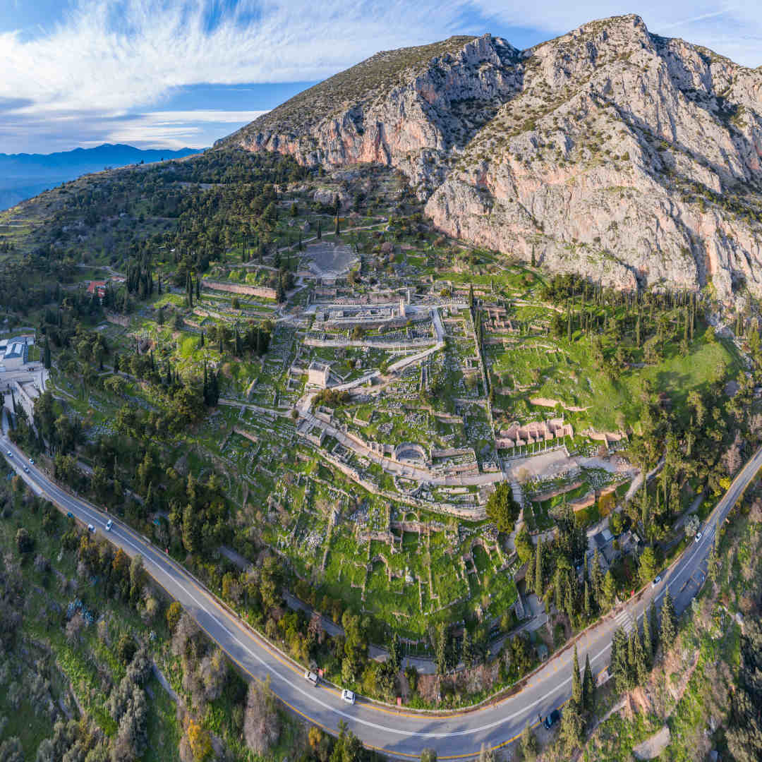 veduta panoramica del sito di Delphi, con Parnaso sullo sfondo